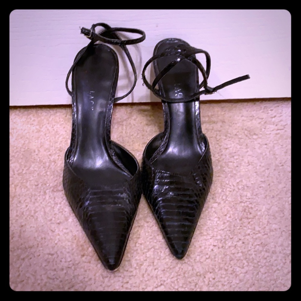 Black pointed toe heels !